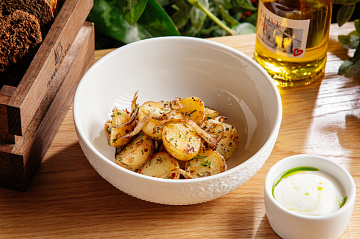 Жареный мини-картофель с вешенками и сметаной фотография блюда